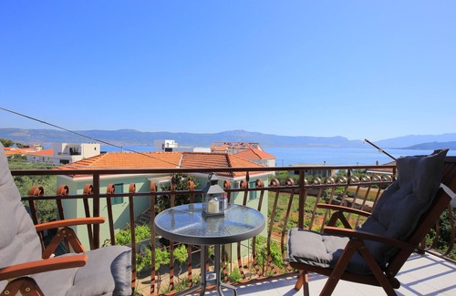 Slatine Apartamento | Apartamento de una habitación con balcón y vista al mar Slatine, Ciovo (A-24266-c)