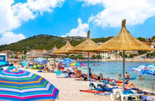 Jezera Apartamento | One bedroom apartment on the beach Zaratic Jezera