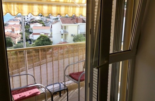 Municipality of Trogir Apartamento | Apartamento de una habitación con balcón y vista al mar Mastrinka, Ciovo (A-24035-a)