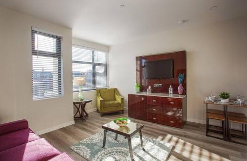 Bankers Hill Hotel | One Bedroom Apartment with SD Downtown View