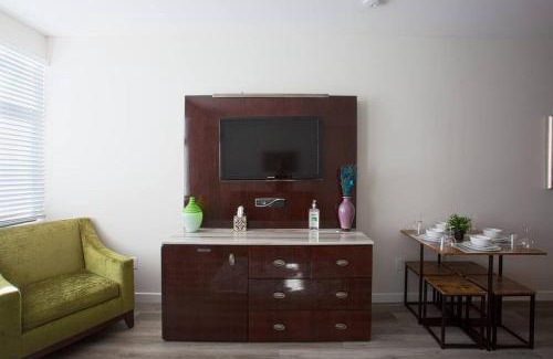 Bankers Hill Hotel | One Bedroom Apartment with SD Downtown View