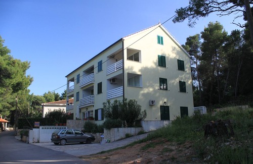 Island Hvar Apartamento | Apartamento de una habitación con terraza y vista al mar Jelsa, Hvar (A-8751-a)