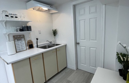 Bendale Casa | One bedroom basement suite (bus stop right outside)