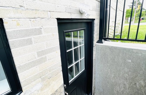 Bendale Casa | One bedroom basement suite (bus stop right outside)
