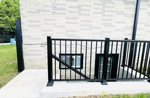 Bendale Casa | One bedroom basement suite (bus stop right outside)