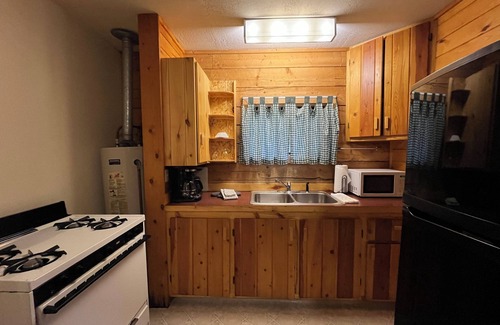 Almont Cabina | One Bedroom Cabin with Ample Parking and Space from Neighboring Cabins