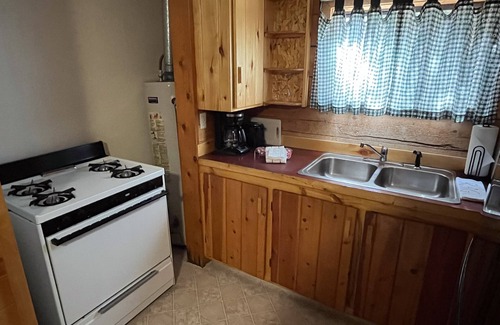Almont Cabina | One Bedroom Cabin with Ample Parking and Space from Neighboring Cabins
