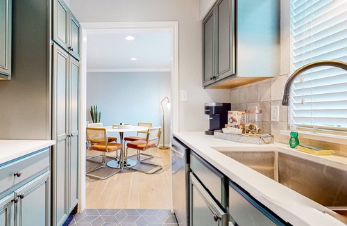 Rosedale Condominio | One-bedroom condo with enclosed yard, patio, and close to parks