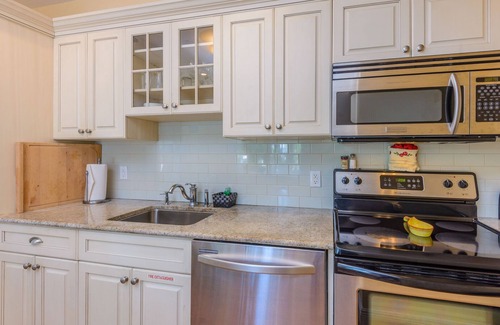 Downtown Villa | One Bedroom Deck Villa Steps from Duval!