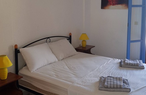 Stoupa Casa | Casa de un dormitorio en Stoupa village Terraza y balcón con vistas al mar y la montaña.