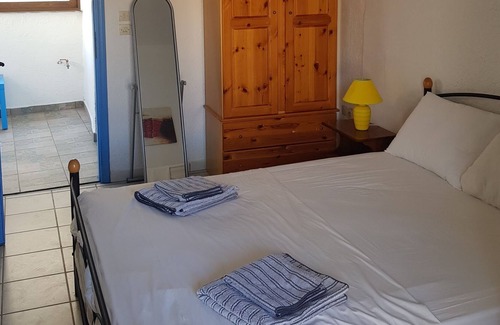 Stoupa Casa | Casa de un dormitorio en Stoupa village Terraza y balcón con vistas al mar y la montaña.