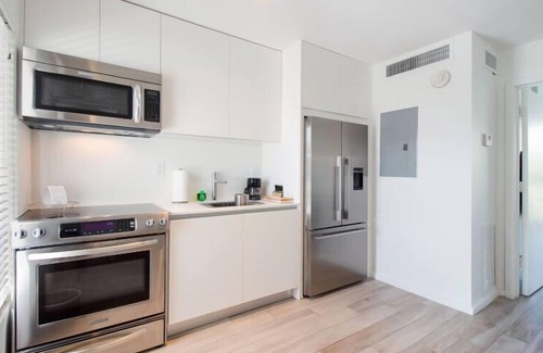 Key Biscayne Apartamento | ONE BEDROOM KING-STEPS AWAY FROM THE BEACH