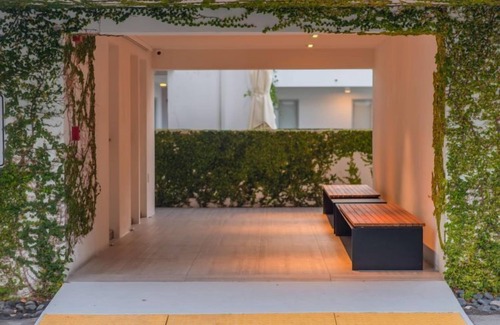 Key Biscayne Apartamento | ONE BEDROOM KING-STEPS AWAY FROM THE BEACH