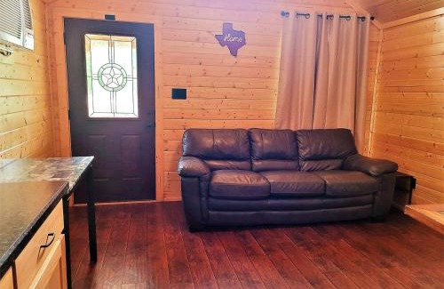 Pipe Creek Casa | One Bedroom Log Cabin for Family and Pet Friendly Glamping in Pipe Creek, Texas