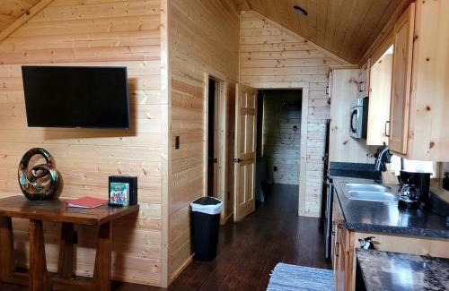 Pipe Creek Casa | One Bedroom Log Cabin for Family and Pet Friendly Glamping in Pipe Creek, Texas