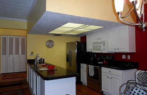 Saddlebrook Apartamento | UN DORMITORIO BONITO 1 Y 1/2 BAÑO CON GRAN PORCHE DE PANTALLA
