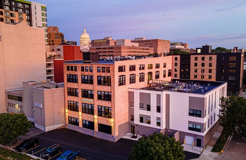 Madison Casa | One Bedroom Queen in the heart of downtown.