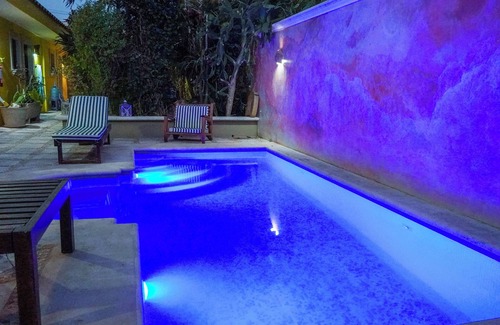 Salinas Apartamento | Suite de un dormitorio, sereno, piscina, jardines, terraza en la azotea con vistas