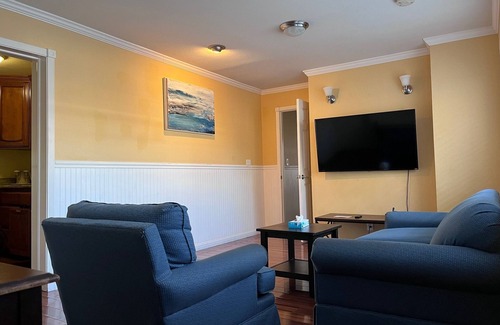 Downtown Monterey Cabina | One Bedroom Suite With Kitchen and Living Room at Ocean-Side Property!