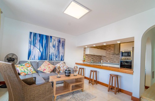 Teguise Villa | Villa de un dormitorio, cocina americana, terraza y Jacuzzi totalmente privado.