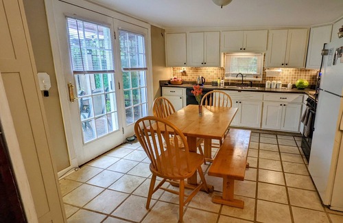 Williamsville Casa | One block from Main Street, free parking, pets allowed