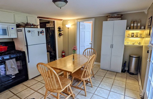 Williamsville Casa | One block from Main Street, free parking, pets allowed