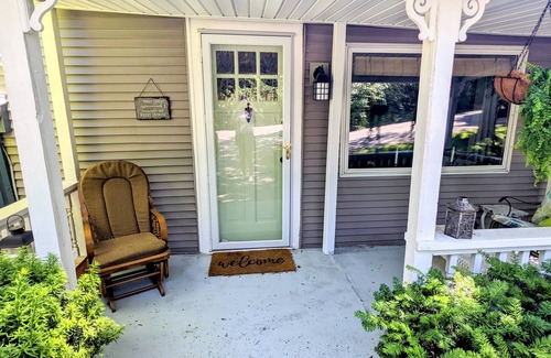Williamsville Casa | One block from Main Street, free parking, pets allowed
