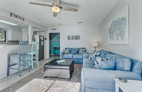 Fernandina Beach Condominio | ONE BLOCK from the beach! Weekly and monthly discounts offered.
