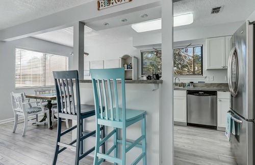 Fernandina Beach Condominio | ONE BLOCK from the beach! Weekly and monthly discounts offered.