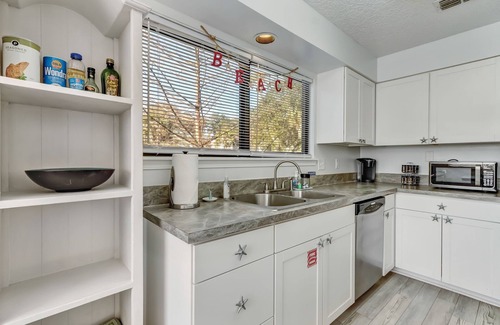 Fernandina Beach Condominio | ONE BLOCK from the beach! Weekly and monthly discounts offered.