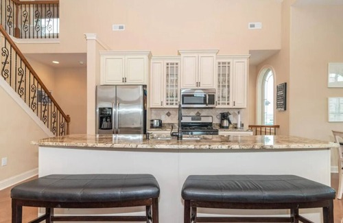 Margate City Condominio | One block to the beach! Central to Margate restaurant/shopping