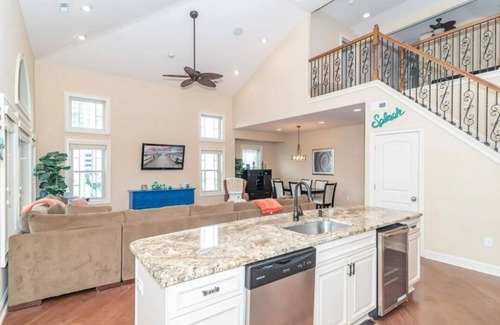 Margate City Condominio | One block to the beach! Central to Margate restaurant/shopping