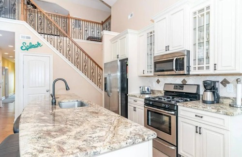 Margate City Condominio | One block to the beach! Central to Margate restaurant/shopping