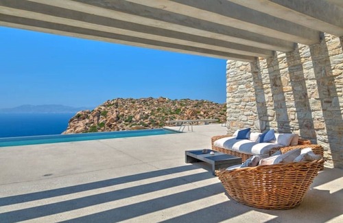 Milopotas Villa | One Br Private Honeymoon Peaceful Mylo Villa w/ Living room Close to Mylopotas