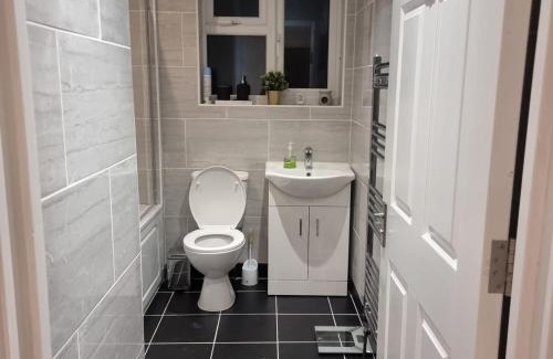 Enfield Highway Apartamento | One double room in A 4 bed in Enfield north London