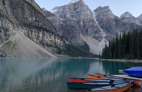 Canmore Apartamento | One Hotel Room with King Bed & AC