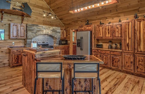 Blue Ridge Cabina | One Level, fire pit, hot tub, 3 acres, peloton!