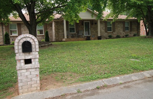 Murfreesboro Casa | One level home close to interstate and 25 minutes to Nashville.