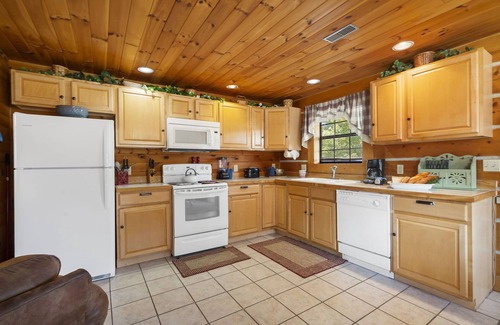 Big Cedars Cabina | One Level Log Cabin, Free Tickets, Minutes from Big Cedar, Wood Burning Fireplace, Dog Friendly