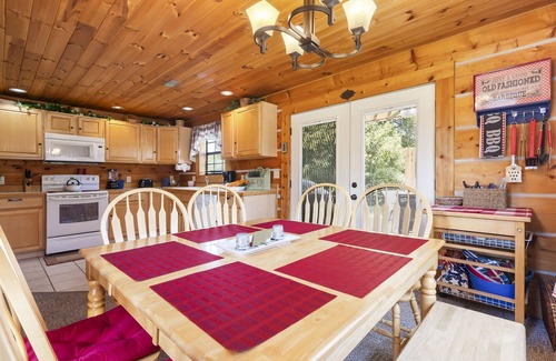 Big Cedars Cabina | One Level Log Cabin, Free Tickets, Minutes from Big Cedar, Wood Burning Fireplace, Dog Friendly