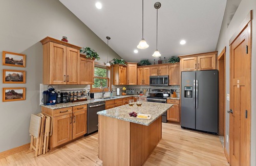 Rochester Casa | One Level Retreat 10 min to Mayo: Power recliner, Jacuzzi tub, Deck w Grill