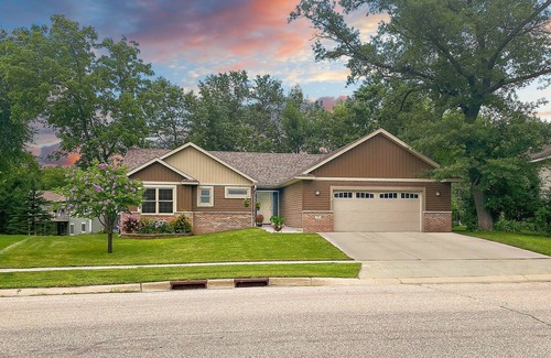 Rochester Casa | One Level Retreat 10 min to Mayo: Power recliner, Jacuzzi tub, Deck w Grill