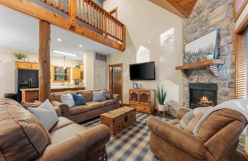 Indian Point Cabina | ONE MILE to Silver Dollar City! Rustic Cabin!