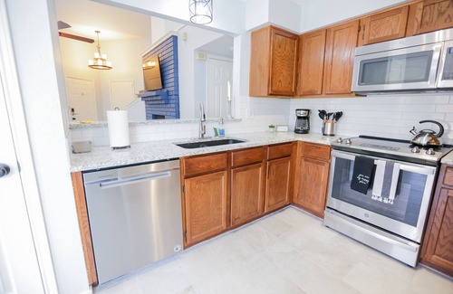 John T White Casa | One of a kind 10 min from AT&T stadium! 3 BR 2 BA