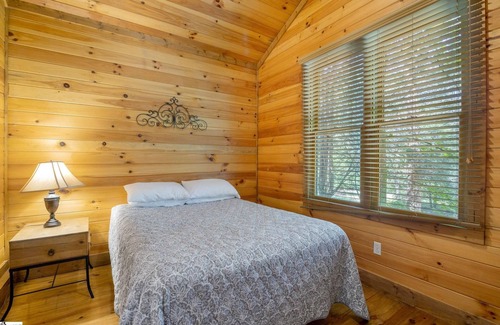Cleveland Casa | Uno de una especie 3br Mountain House W / Cascada en el patio trasero! Ven a ver Riverdaze