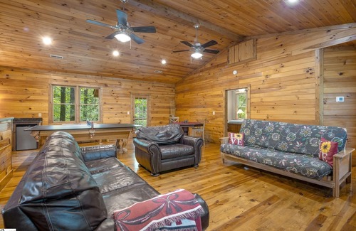 Cleveland Casa | Uno de una especie 3br Mountain House W / Cascada en el patio trasero! Ven a ver Riverdaze