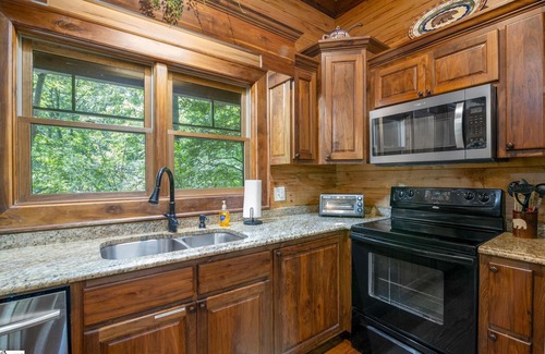Cleveland Casa | Uno de una especie 3br Mountain House W / Cascada en el patio trasero! Ven a ver Riverdaze