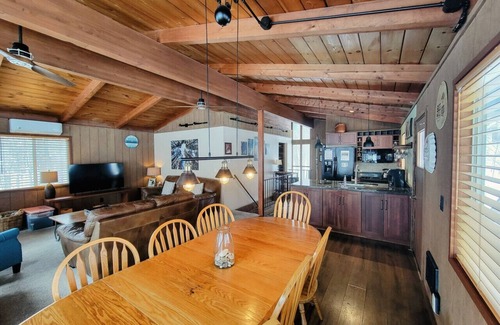 Bellaire Casa | Precioso, renovado Chalet w / acceso a piscinas y golf