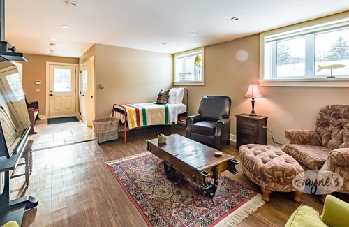 Mulmur Otro | One-of-a-kind farm lifestyle experience! Cozy 2 bed 2 bath farmhouse in Mulmur!
