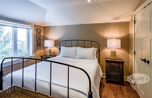 Mulmur Otro | One-of-a-kind farm lifestyle experience! Cozy 2 bed 2 bath farmhouse in Mulmur!